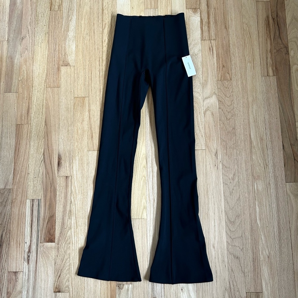 SPANX booty boost smooth front micro flare legging yoga pants very black size XS - Picture 2 of 10